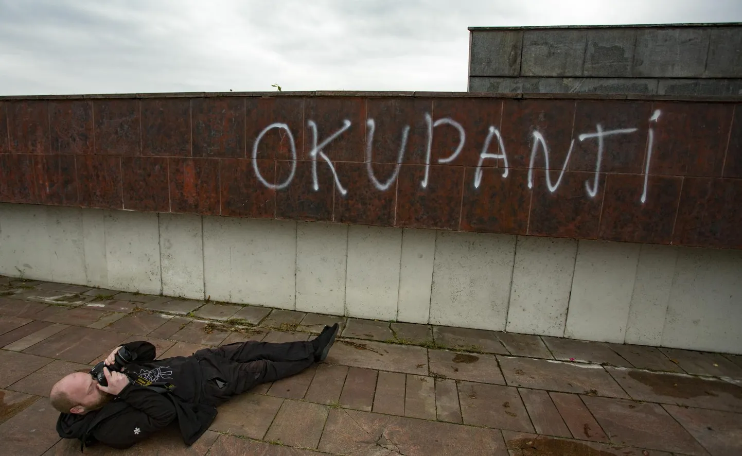 Portaali TVNET fotograaf Mārtiņš Otto pildistamas Riia Võidu pargis asuvat monumenti, millele on soditud sõna «okupandid».
