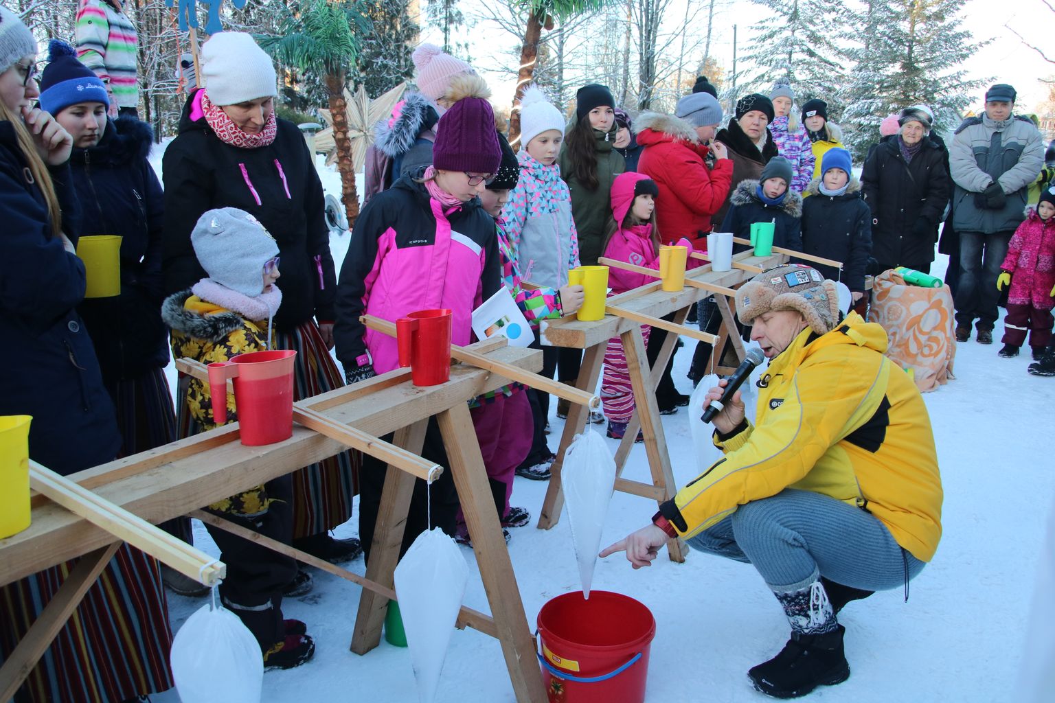 Jääpurikatega toimetamise töö on täpsust ja kannatust nõudev. Mälestusfoto varasemast korrast.