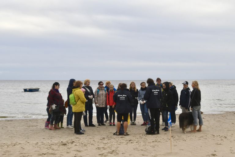 Волонтеры проходят инструктаж на пляже Рагациемса