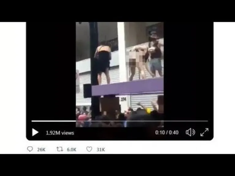 Brasiilia president Jair Bolsonaro postitas Twitterisse video, millel on näha üht meest teise peale urineerimas