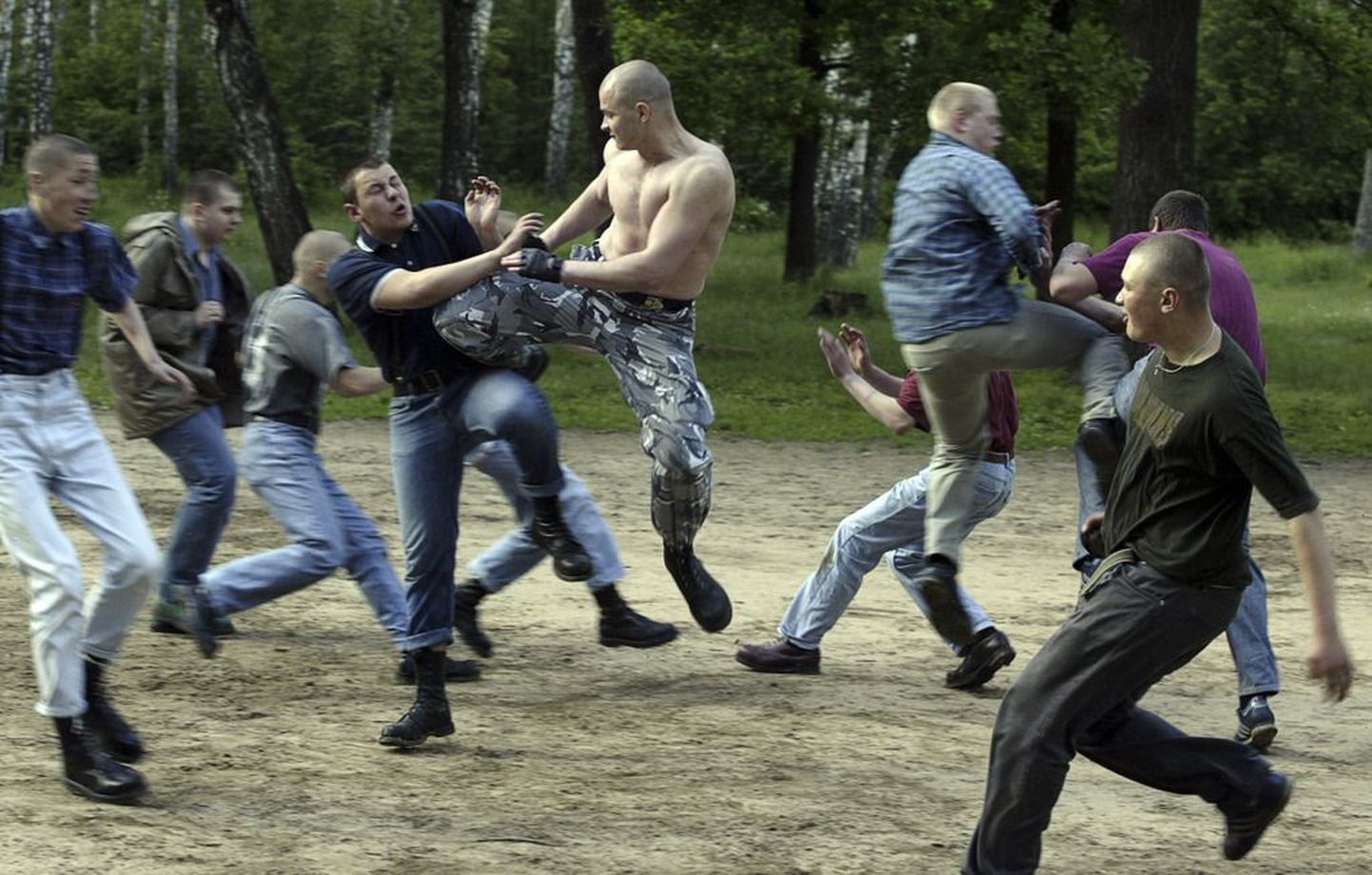 Venemaa skinheadid Moskva lähistel omavahel kaklemist harjutamas.