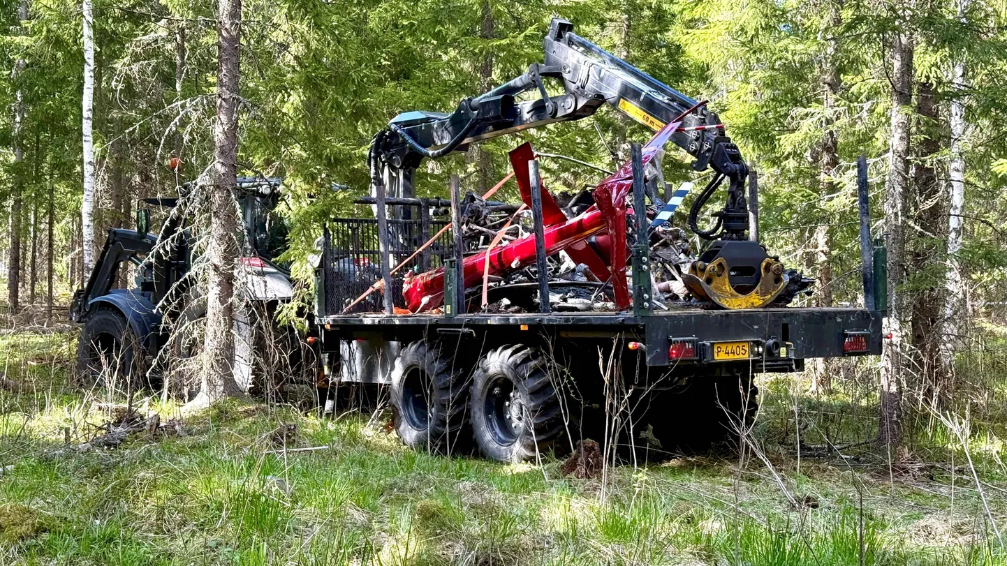 Soomes alla kukkunud helikopterite vrakid toimetati kaitseväe territooriumile.