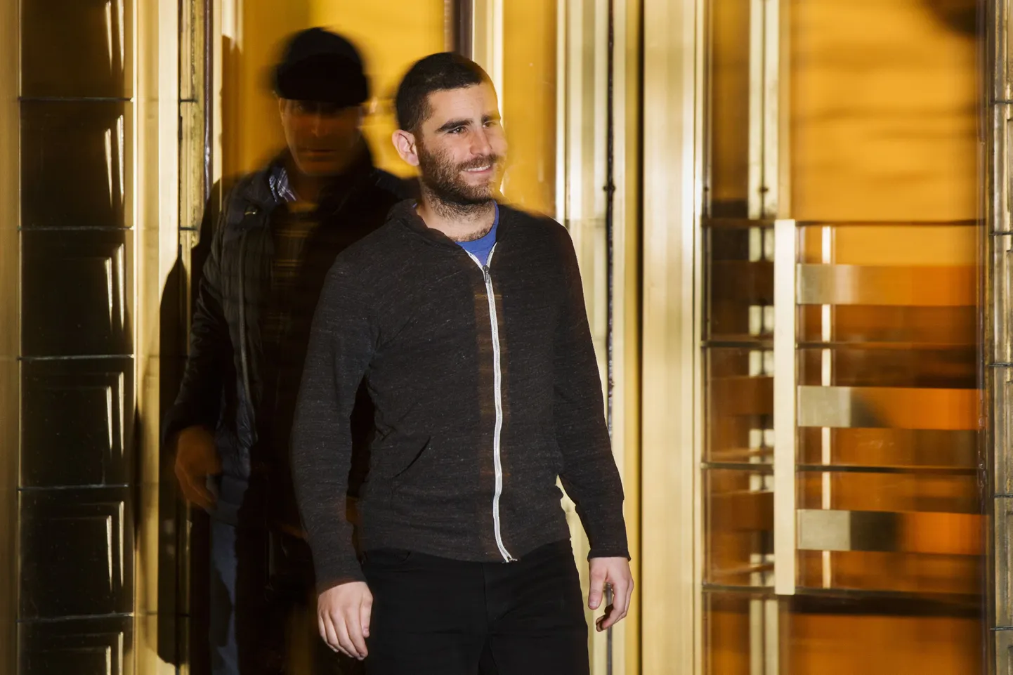 Charlie Shrem väljumas kohtumajast.