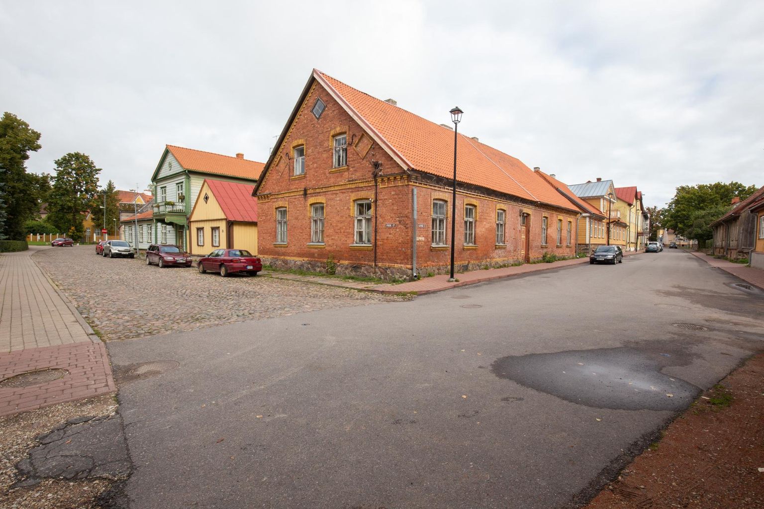 Viljandi linnavalitsus tunnistas kehtetuks Lossi tänav 3 hoone katusetööde tegija leidmiseks korraldatud lihthanke, sest kõik pakkumised olid piirmäärast kallimad.