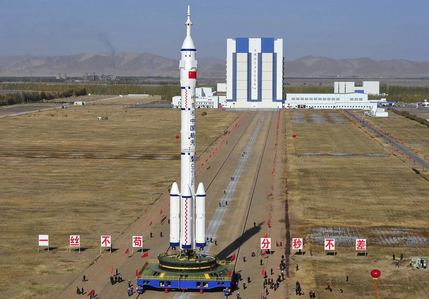 Kanderakett Long March II-F koos kosmoselaevaga Shenzhou-8 Hiinas Gansu provintsis asuvas Jiuquani satelliidikeskuses mullu oktoobris.