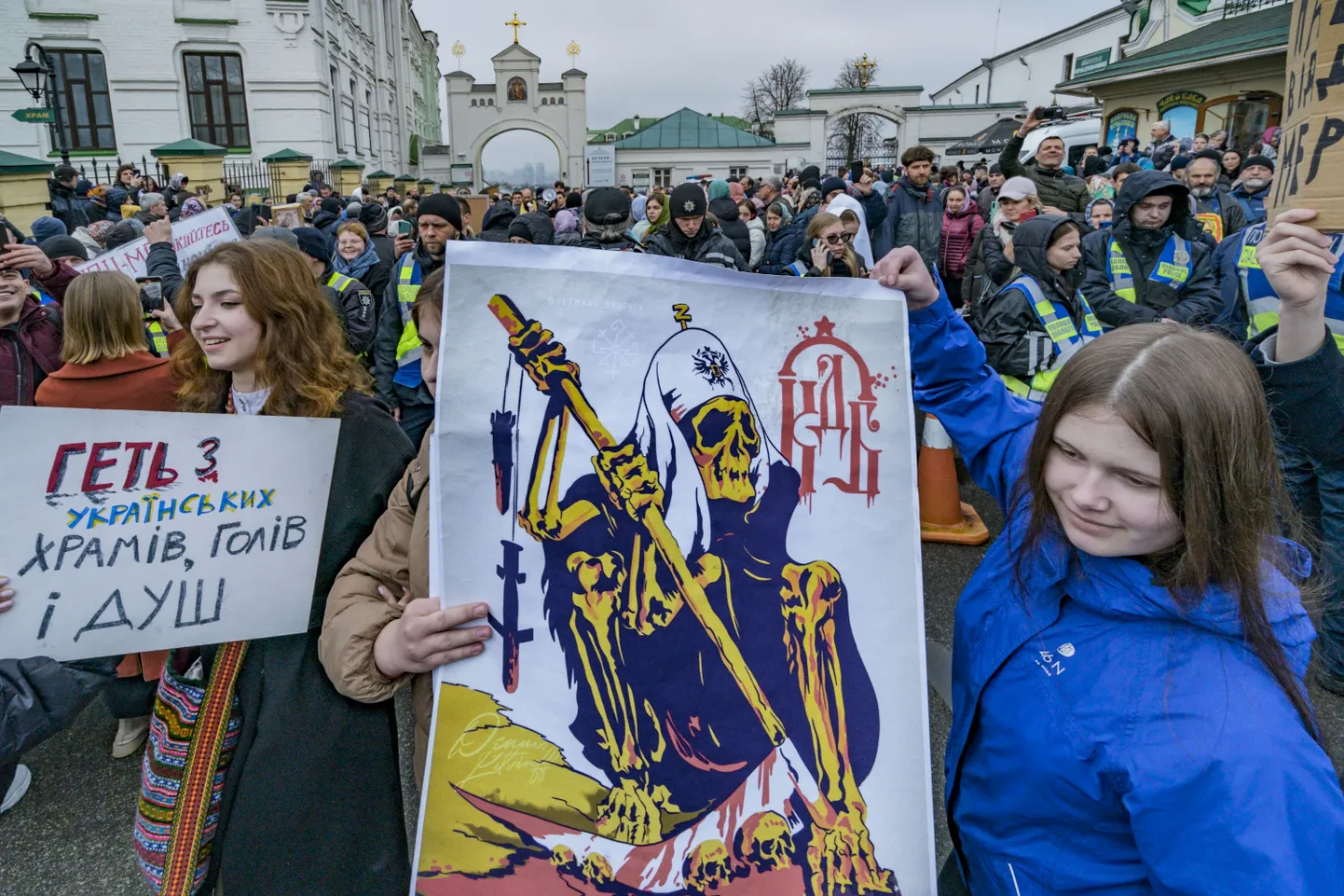 Protestijad Kiievis hoiavad Moskva patriarh Kirilli kujutavat plakatit. 2. aprill 2023.