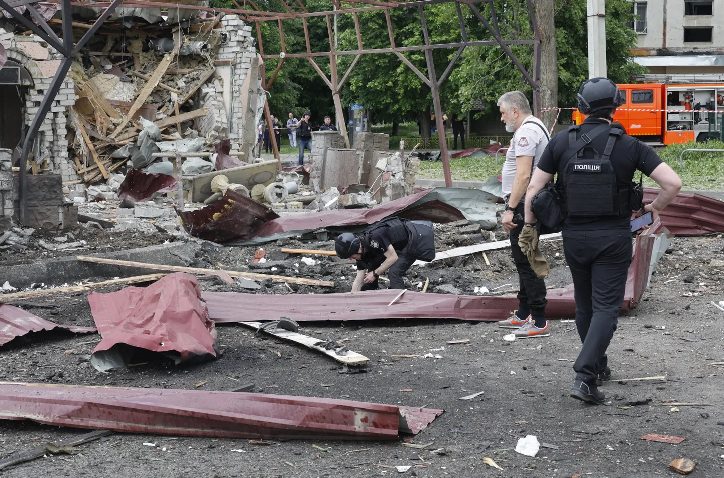 Полицейские работают на месте обстрела жилого квартала в Харькове, Украина, 22 мая 2024 года.