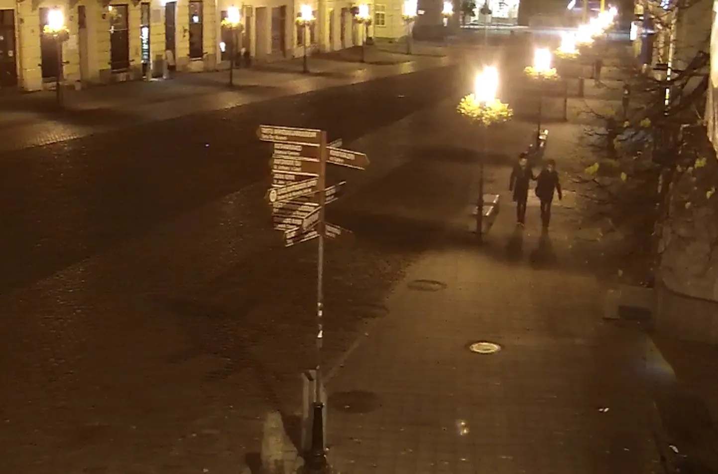 Полиция просит помощи в установлении личности мужчины, который неделю назад напал в центре Тарту на другого мужчину.