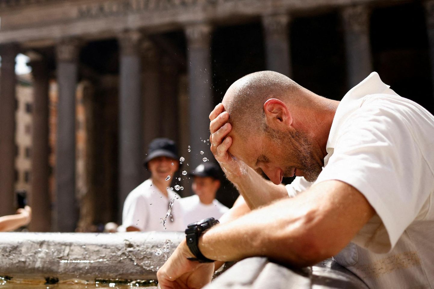 Kanadast pärit turist Roberto Klarich jahutab end kuumalaine ajal Roomas asuvas purskkaevus, 19. juulil 2023. a.