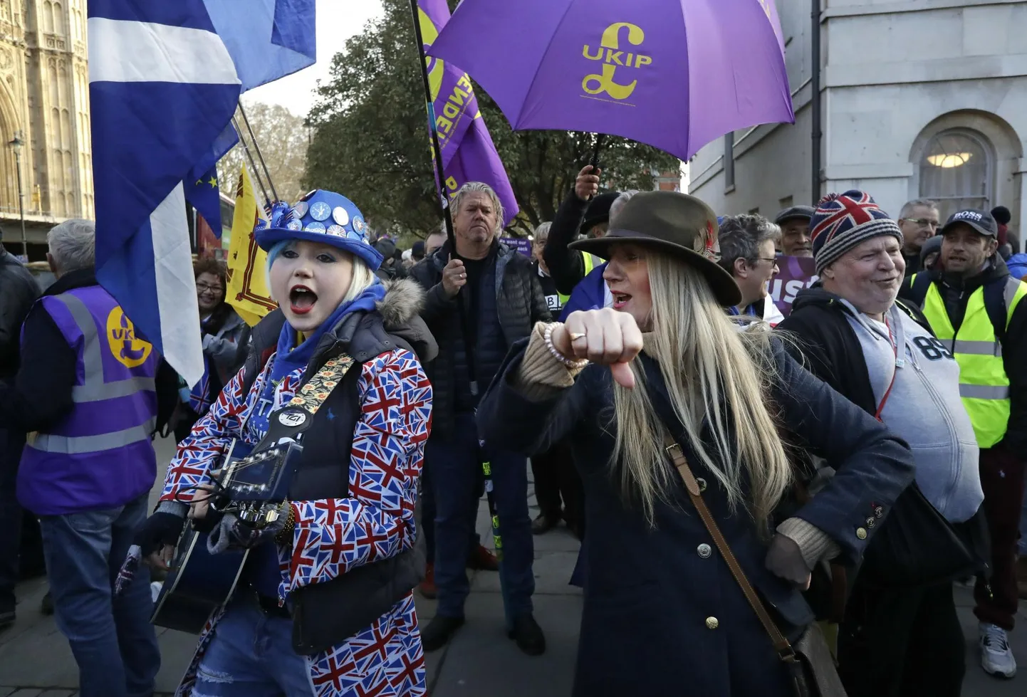 Ühendkuningriigi Euroopa Liitu jäämist pooldav meeleavaldaja (kitarriga) eile Briti parlamendihoone ees keset Brexiti toetajaid.