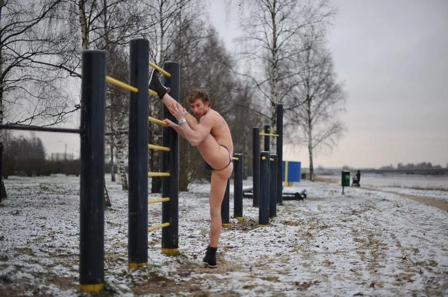 Kevadekuulutaja strippar Marco hullab looduses, kananahk ihul