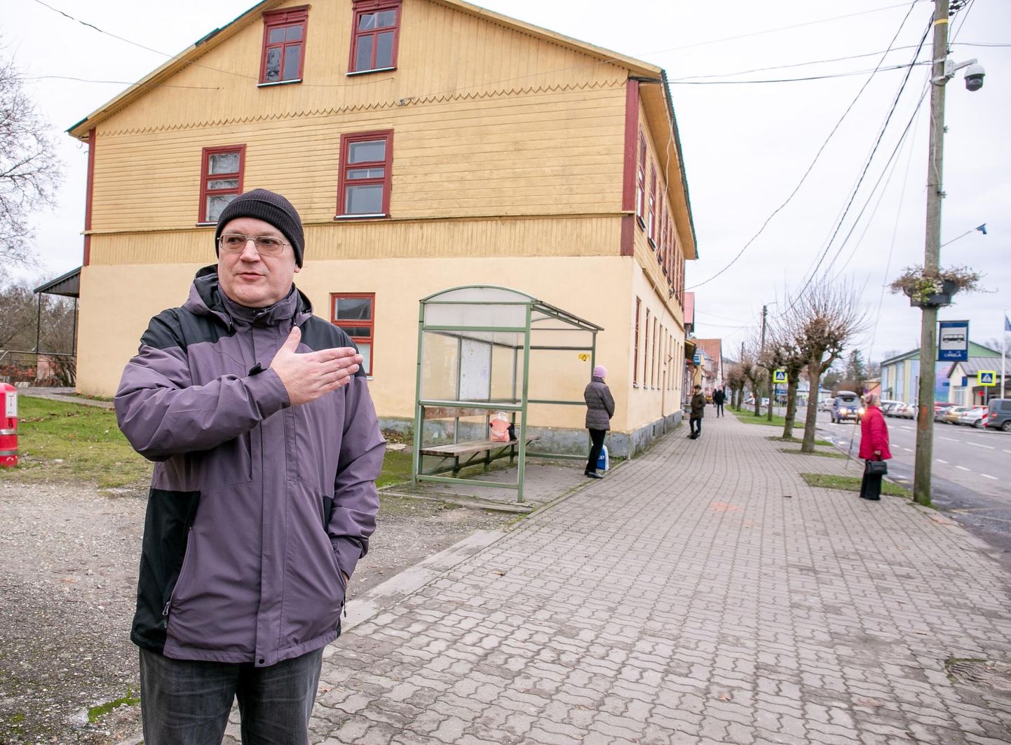 Lääneranna valla arendusjuht Margus Källe näitab kohta Tallinna maantee ääres, kuhu on plaanitud Lihula bussijaam.