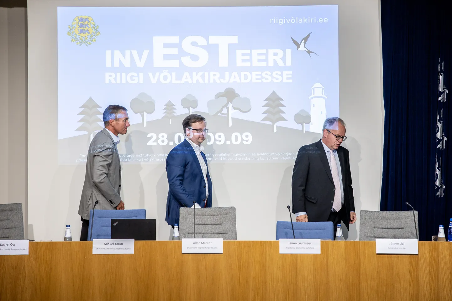 Eesti riigi võlakirjade müümise pressikonverents. Vasakult Nasdaq börsi juhatuse esimees Kaarel Ots, LHV investeerimispanganduse juht Mihkel Torim, Swedbanki kapitaliturgude juht Allan Marnot.