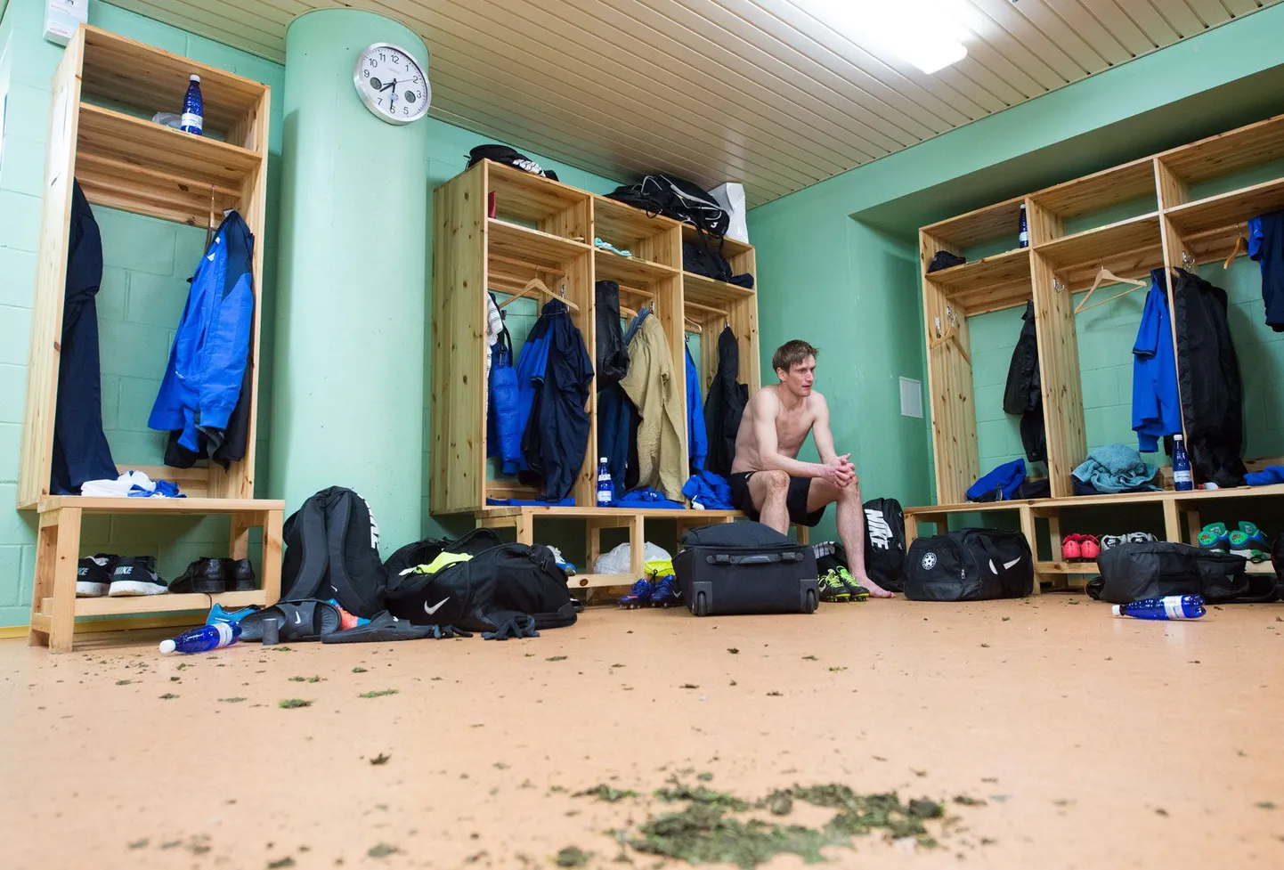 Postimehe aasta foto ja spordifoto I koht: karjääri lõpetanud jalgpallur Raio Piiroja pärast viimast mängu koondise riietusruumis.