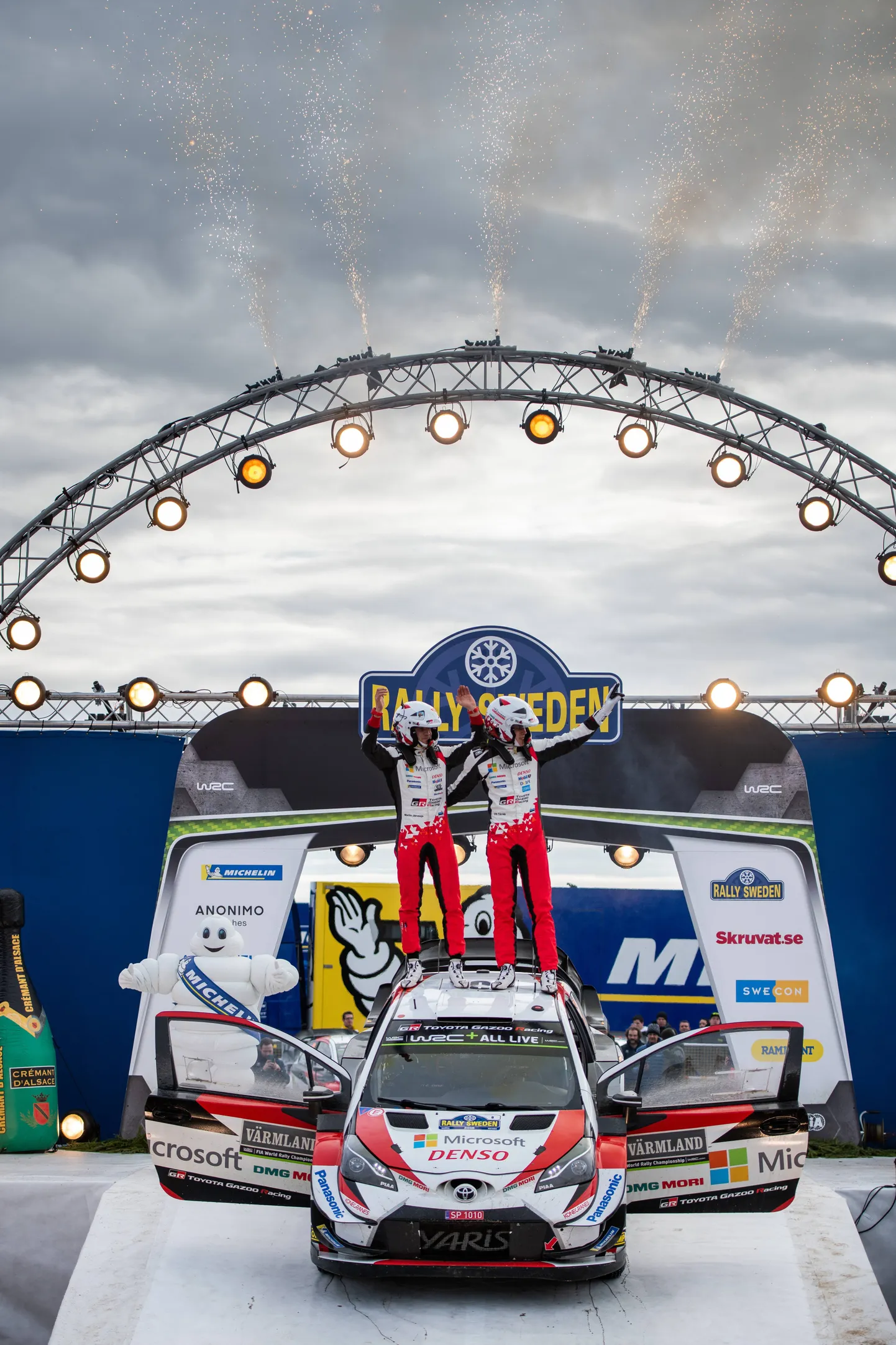 Tänak ja Järveoja  tähistamas tiitlivõitu