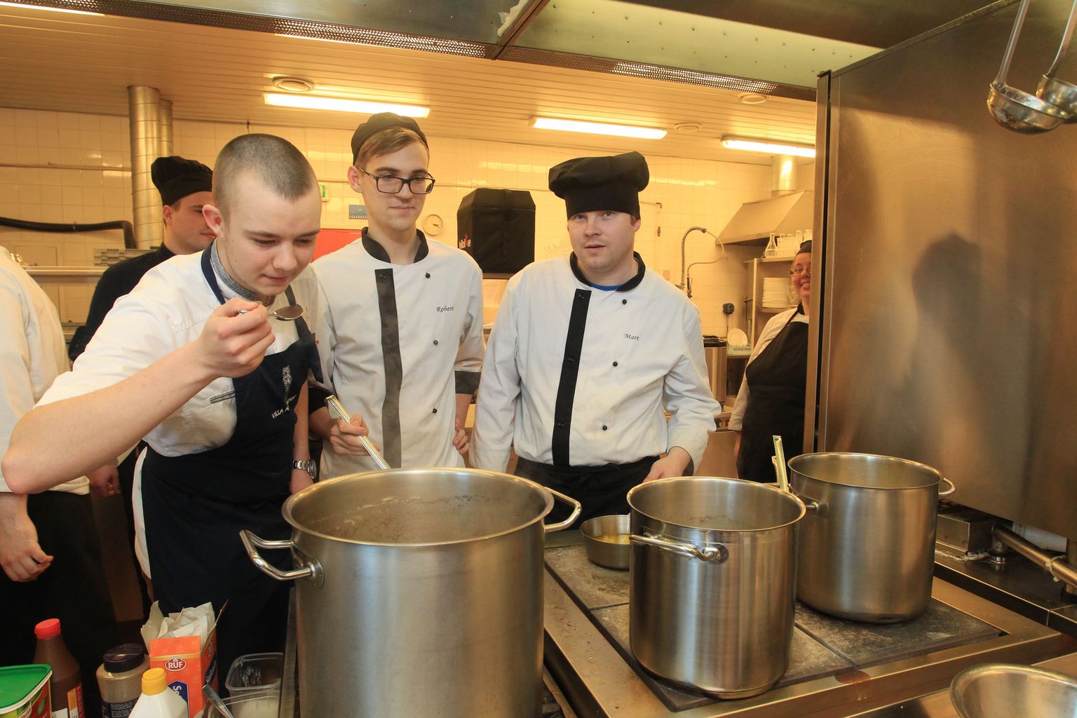 Teisipäeval tegid Tartu kutsehariduskeskuse teise kursuse kokanduse eriala õpilased Kairo Roots (vasakult), Robert Pertel ja Mart Andres restoranis ettevalmistusi.