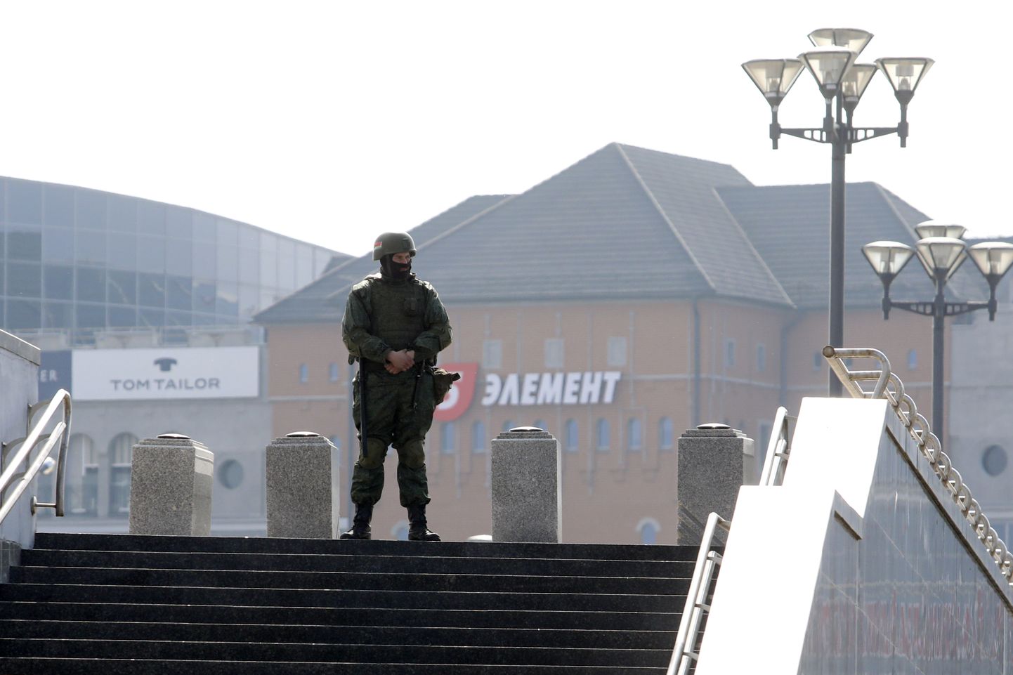 Valgevene julgeolekutöötaja Minskis 27. märts 2021.