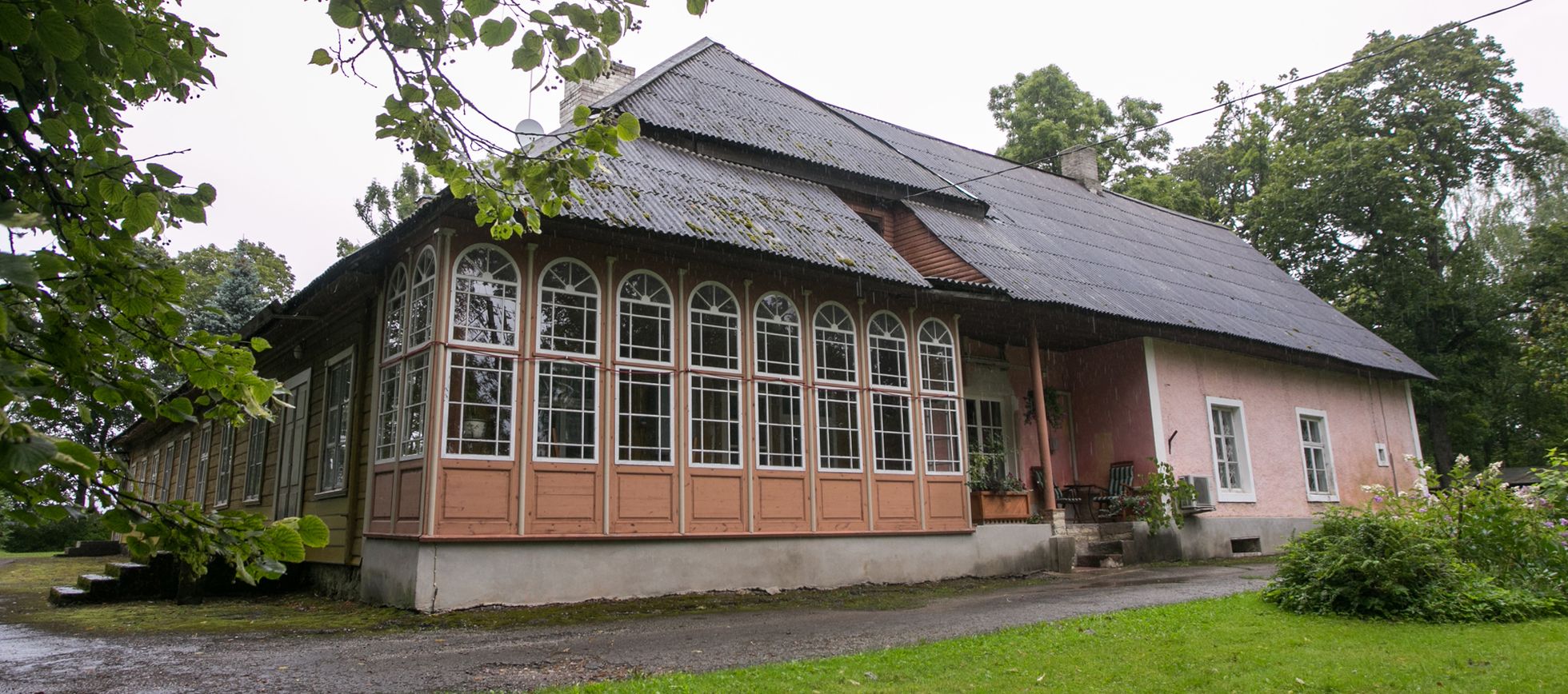 2004. aastal suletud Vao kooli elueaks jäi 164 aastat. Viimased kümmekond aastat on eraomanikud mõisa hoole ja armastusega taatanud.