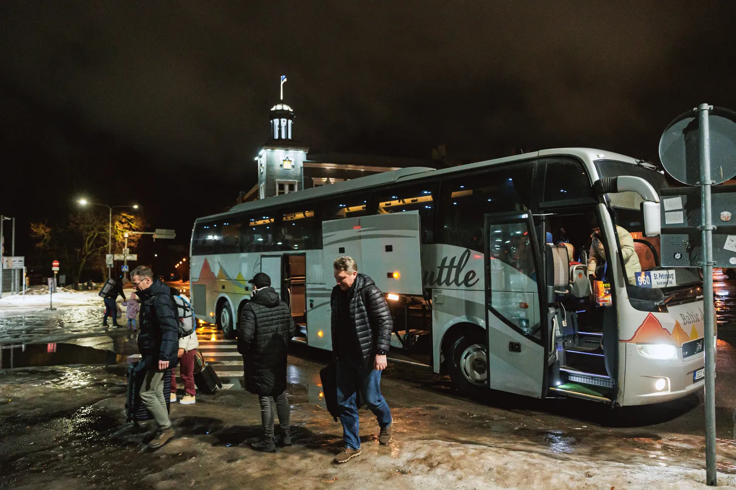 Пассажиры автобуса с чемоданами отправляются с Петровской площади Нарвы через Нарвский пограничный пункт в сторону России. Иллюстративное фото.