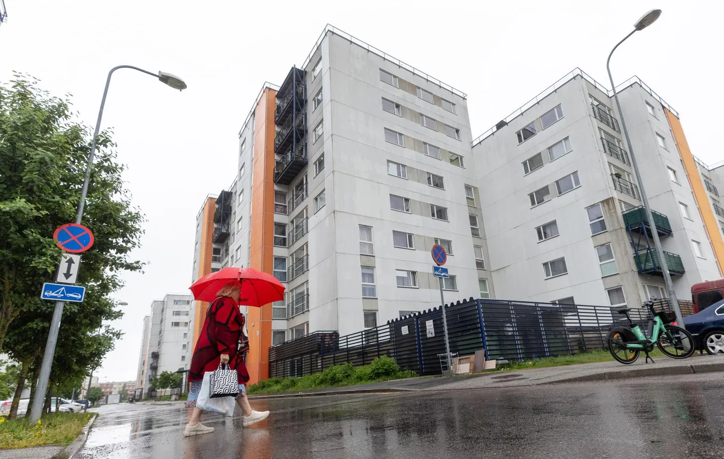 Märkimisväärne osa Tallinna taskukohastest elamispindadest asub Lasnamäel, sinna on linnavalitsus ehitanud ka munitsipaalelamuid.