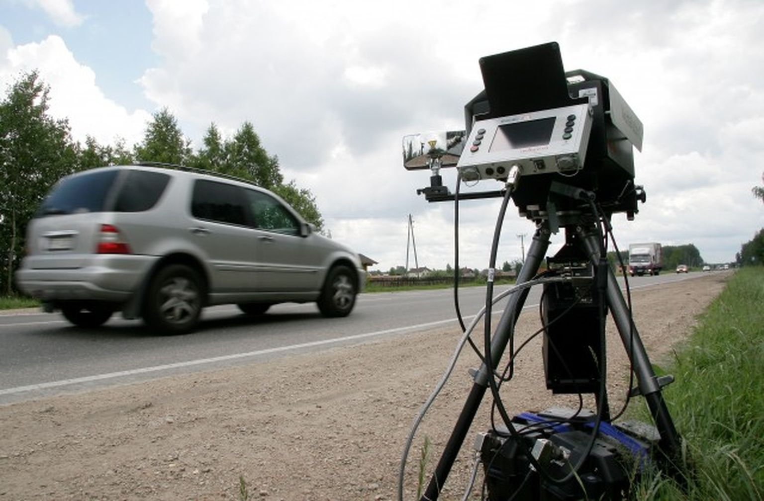 Радар скорости автомобиля. Дорожные камеры видеонаблюдения. Передвижной радар. Переносные камеры видеофиксации. Радар в машину.