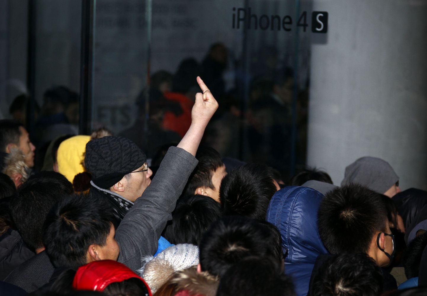 iPhone 4Si müügile jõudmine vallandas Pekingis tõelise ostuhulluse, mille ohjamiseks oli vaja sekkuda kohalikul politseil.