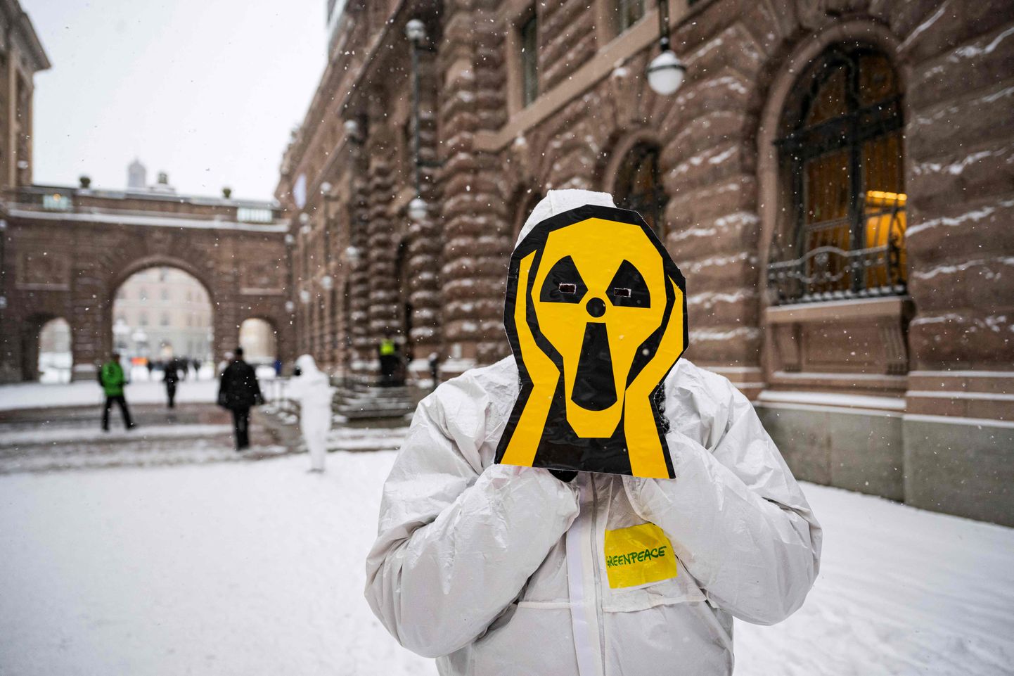 Активисты "Гринпис" проводят демонстрацию 28 ноября 2023 года в Стокгольме перед зданием парламента, во время дебатов по предложению сказать "да" правительственному законопроекту о новой ядерной энергетике в Швеции. Изменения позволят строить размещать реакторы не только в районе атомных электростанций в Форсмарке, Рингхалсе и Оскарсхамне.