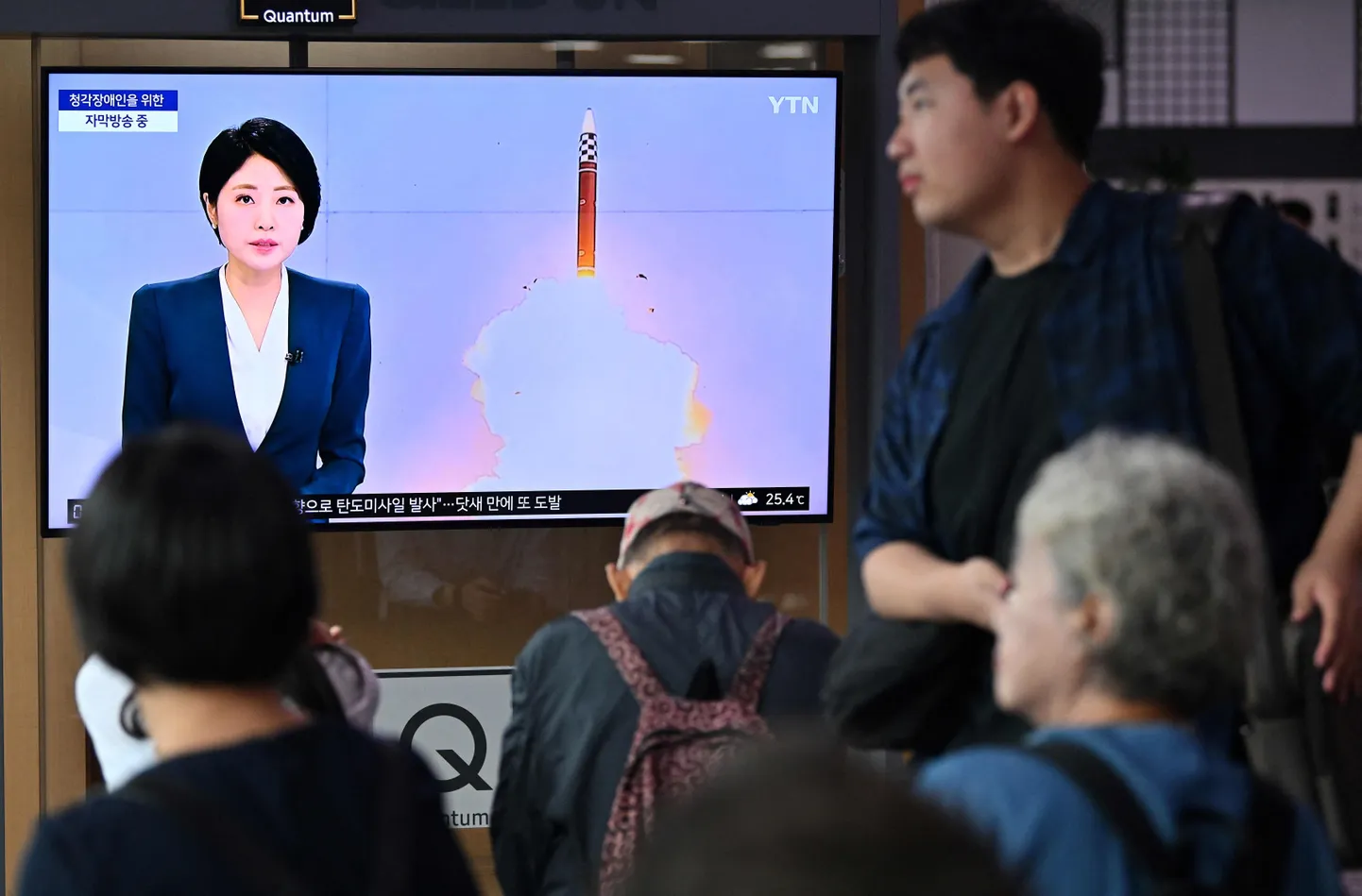 Uudis Põhja-Korea raketitulistamisest Souli raudteejaama ekraanidel.