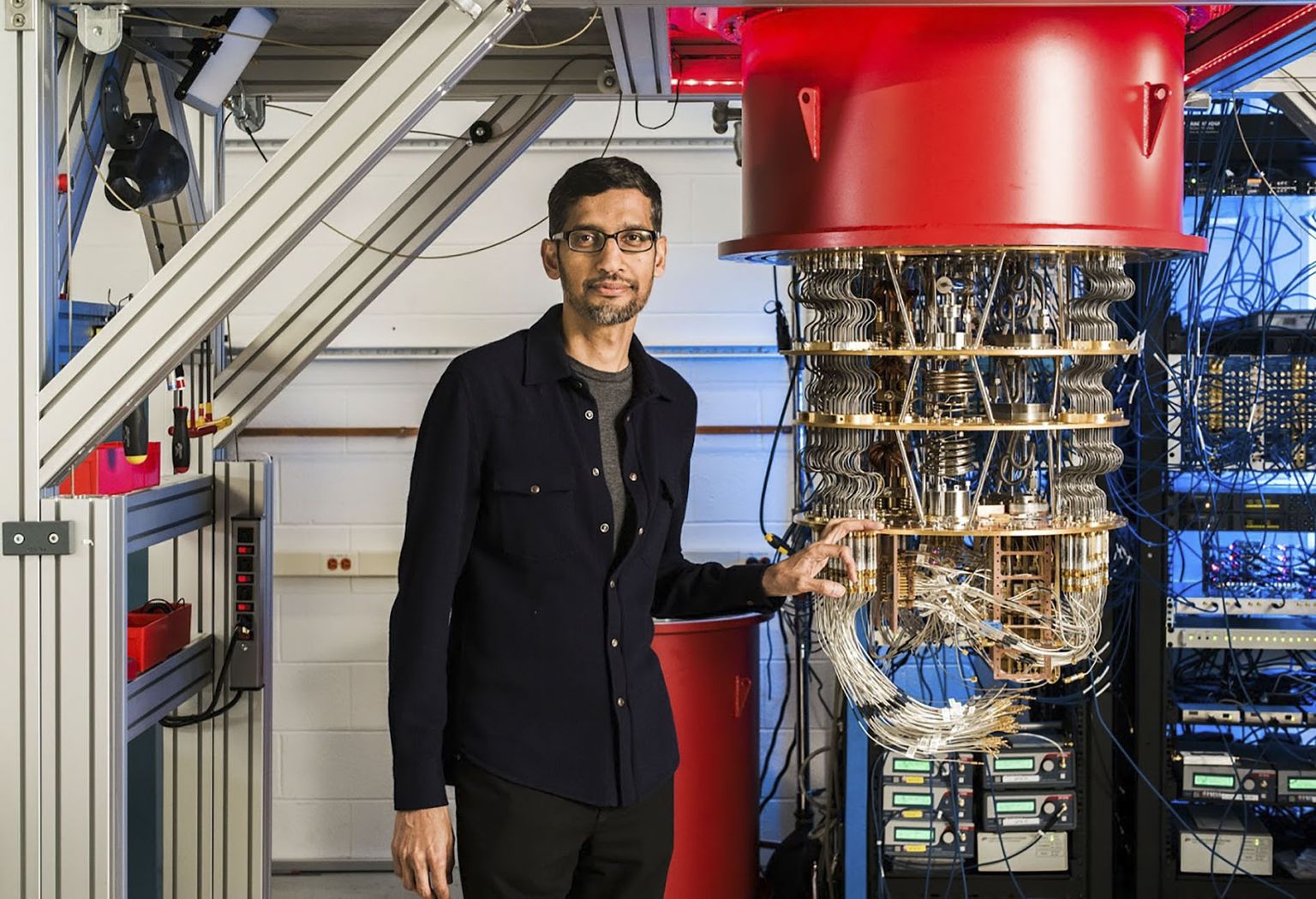 Google juht Sundar Pichai seismas kvantarvuti kõrval.