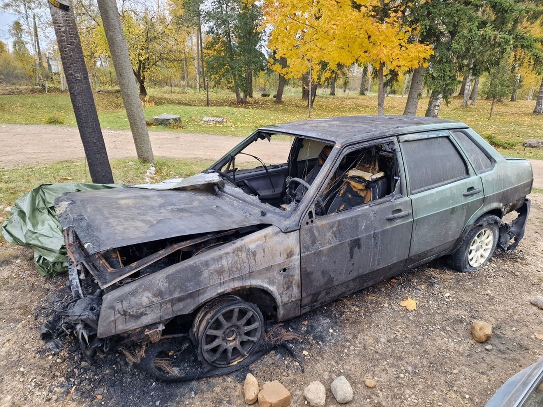 Ukraina põgenike auto hävis süütamise tagajärjel.