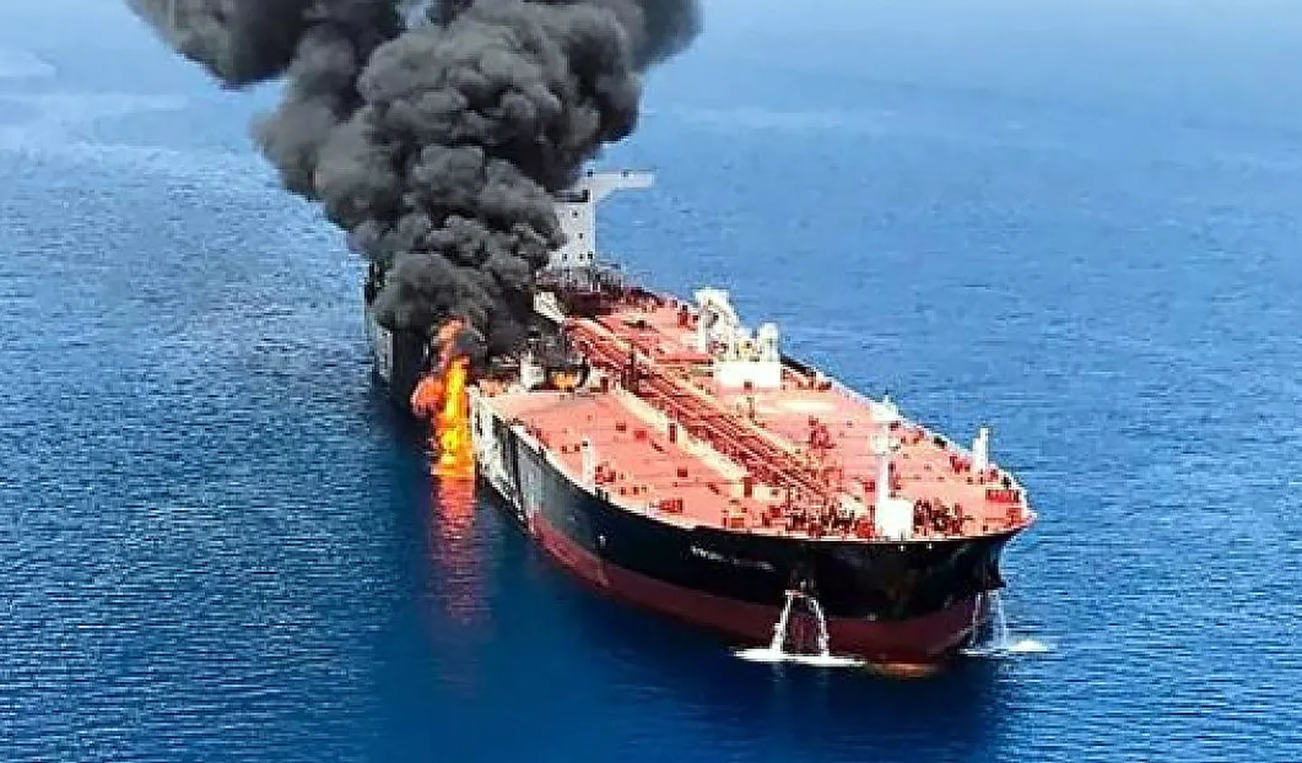 Горящий танкер в Красном море