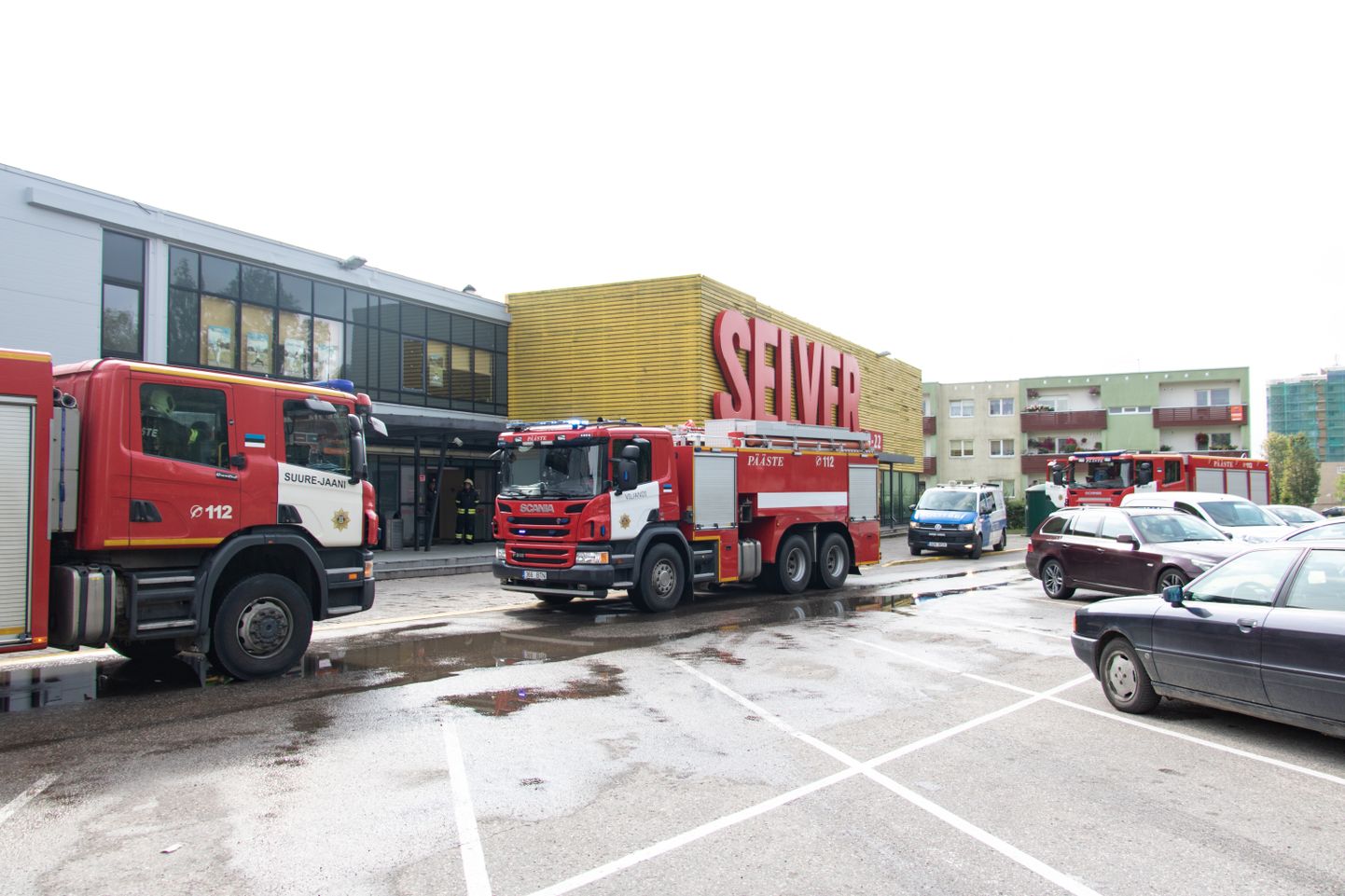 Männimäe Selveris juhtunud õnnetus tõi kaupluse ette kokku suure hulga Viljandimaa päästemasinaid, kiirabi ning politsei.
