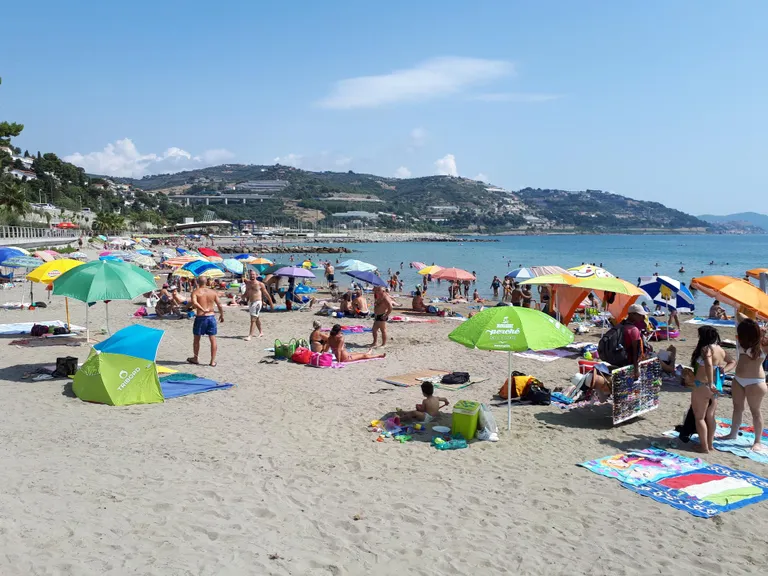 Vahemere-äärses Liguurias leidub rohkelt liivarandasid. Pildil San Lorenzo al Mare puhkeala.