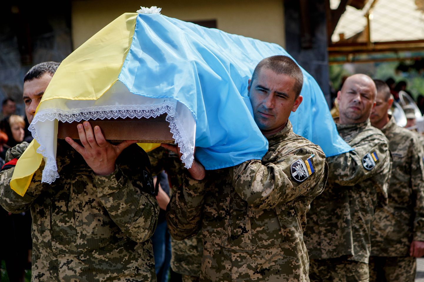 Ukraina sõduri, 45-aastasena sõjas elu kaotanud Viktor Bidzilia matus Zavõdovos 7. mail 2022. Ukraina võimude teatel kaotavad nad 60–100 sõdurit päevas