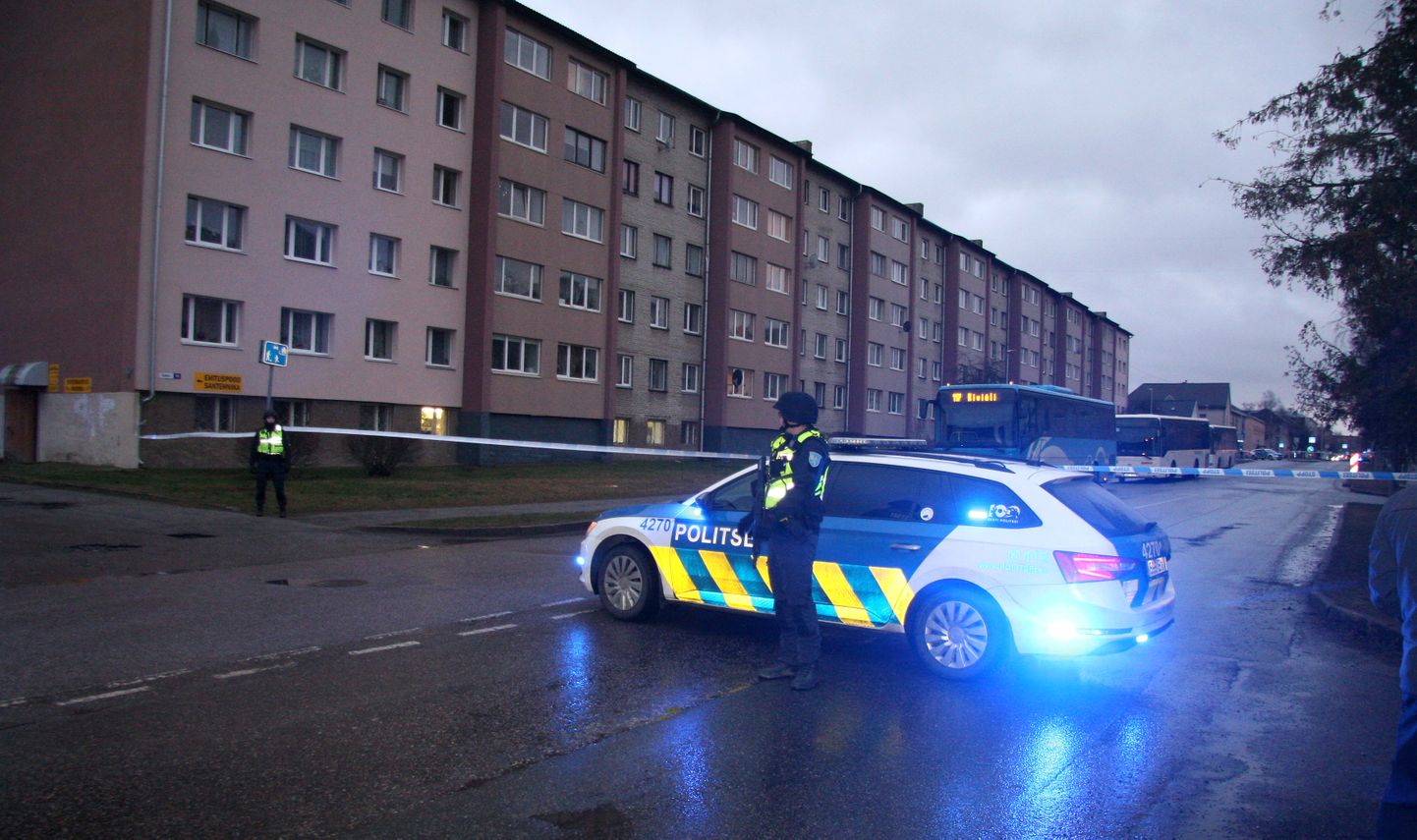 Neljapäeva õhtul piiras politsei lintidega Kalevi tänav 16 asuva maja, samuti linna üheks peatänavaks oleva Kalevi tänava lõigu, kus bussid vigastada said.