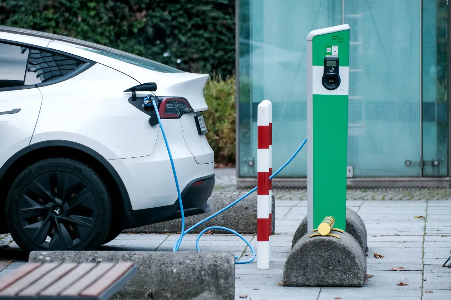 Elektriauto kiirlaadimispunkt Düsseldorfis Saksamaal