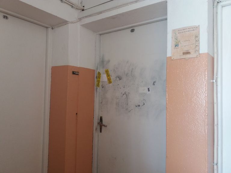 Полиция опечатала дверь квартиры, в которой произошло убийство. Фото:
