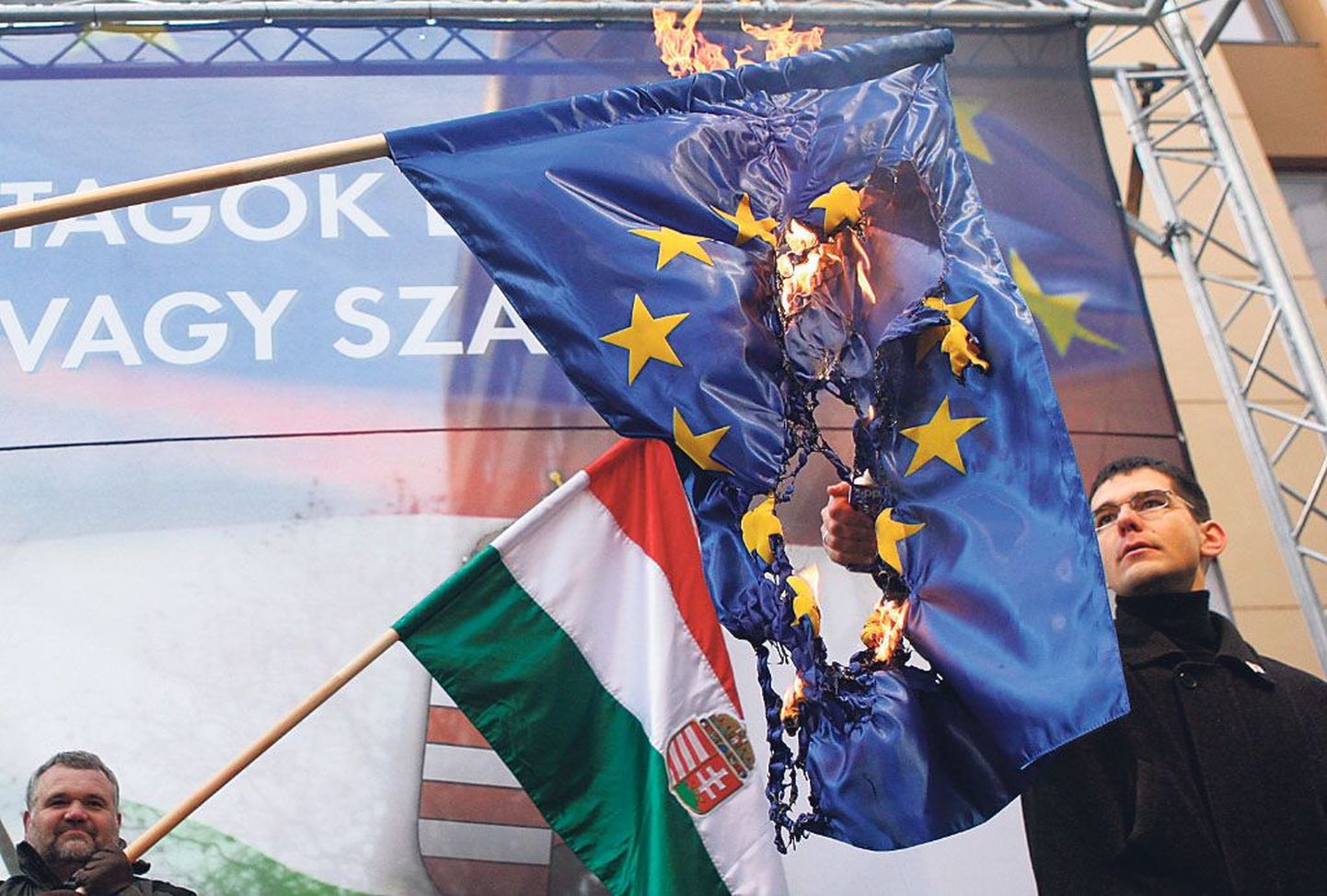 Ungari valitsuse ja Euroopa Liidu seisukohad on endiselt tugevasti erinevad. Madjarite parempoolsed erakonnad on silmapaistvalt ELi-kriitilised.