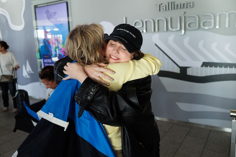 Алику в Таллиннскому аэропорту встречала мать
