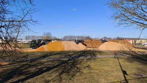 VIDEO ⟩ «Korralikud palgid tehakse puruks!» Tartlase tähelepanu pälvis messikeskuse ees toimuv tegevus