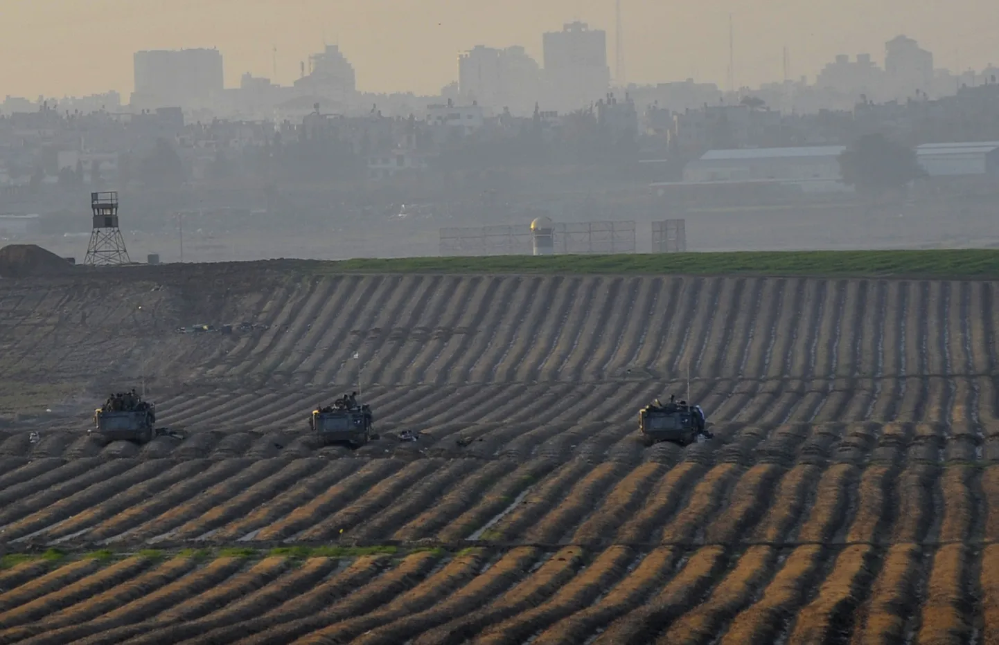 Iisraeli soomustransportöörid Gaza piiri lähedal põllul.