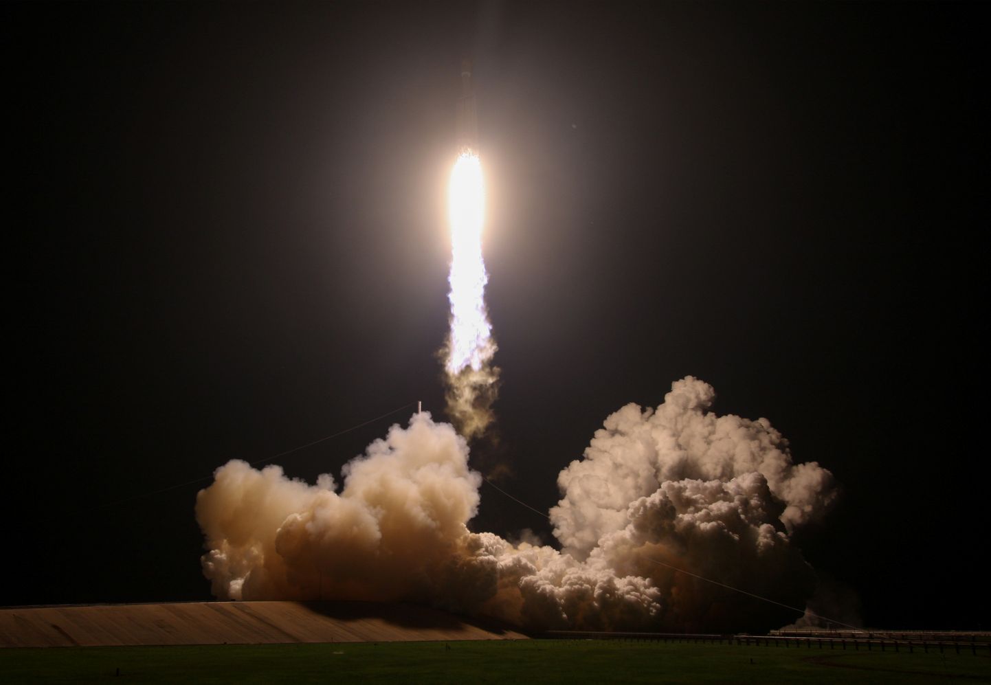 Falcon Heavy õhkutõus Kennedy kosmodroomilt.
