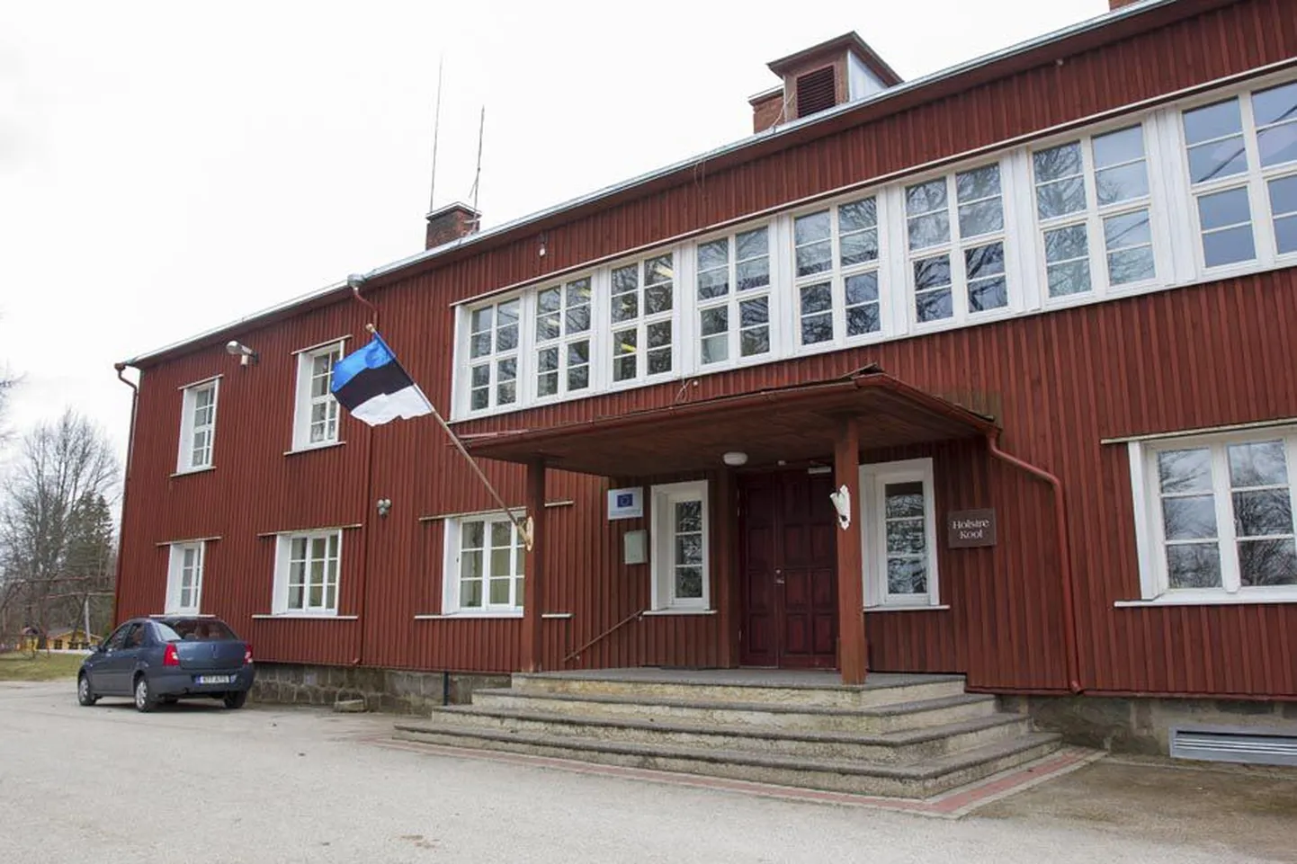 Holstre kooli õpilaste arv on napilt üle selle piiri, mille puhul tasub kooli veel ülal pidada. Aina rohkem perekondi kolib aga maale ja seega võib ka Holstre kooli pere suureneda.