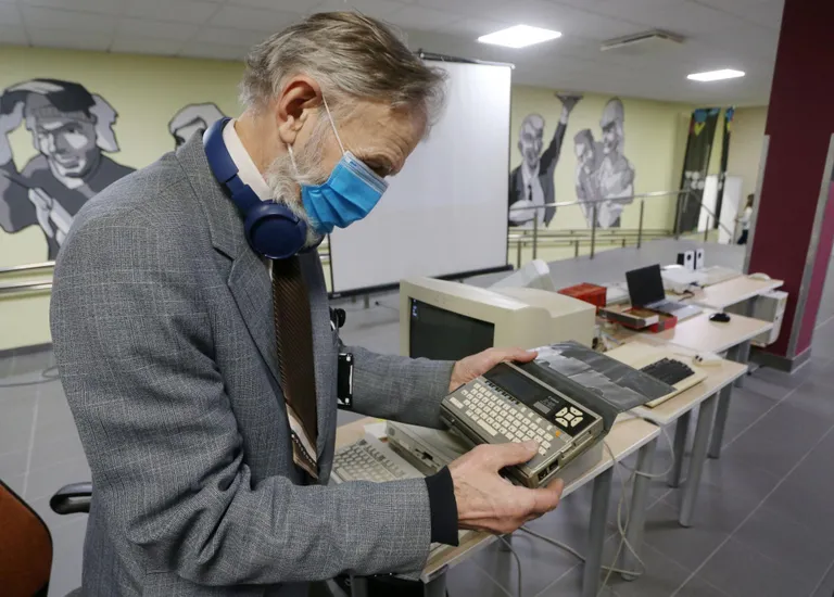 ESMASPÄEVAL rändasid Tartu rakendusliku kolledži noored kooli 100 aasta juubeli tähistamiseks ajas tagasi. Muu hulgas tutvustas IT-osakonna õpetaja Arno Ratas õpilastele eelmisest sajandist pärit erisuguseid aparaate.