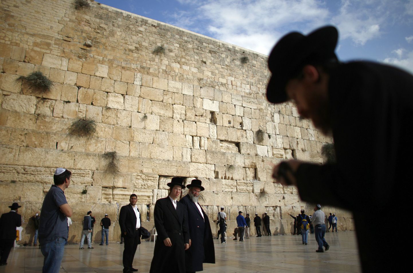 Palvetajad Jeruusalemmas nutumüüri juures.