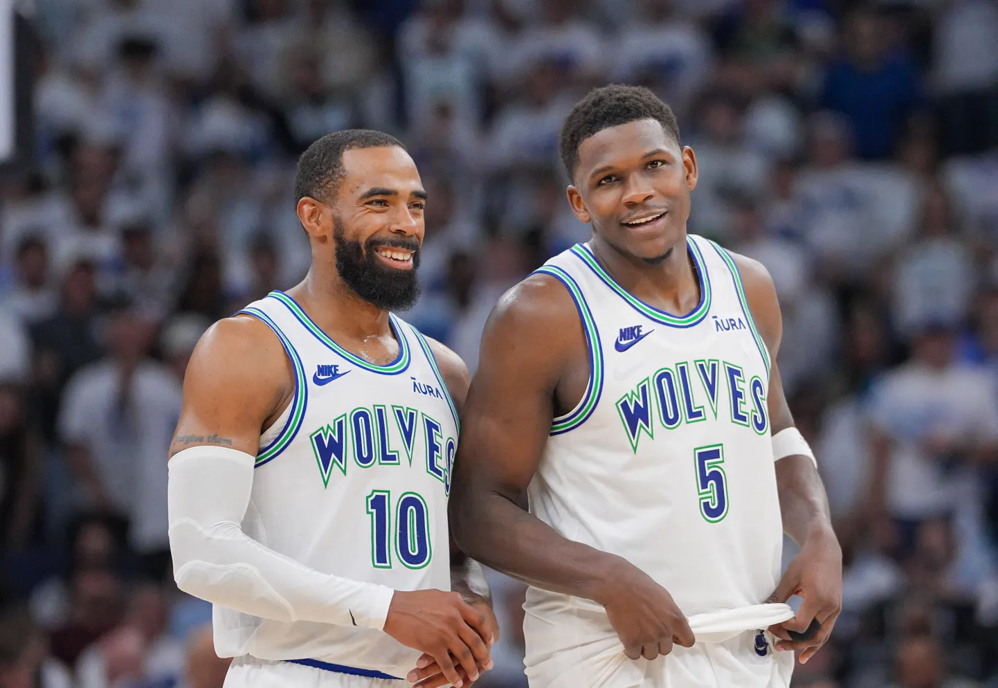 NBA kluba Minesotas "Timberwolves" basketbolisti Entonijs Edvardss un Maiks Konlijs
