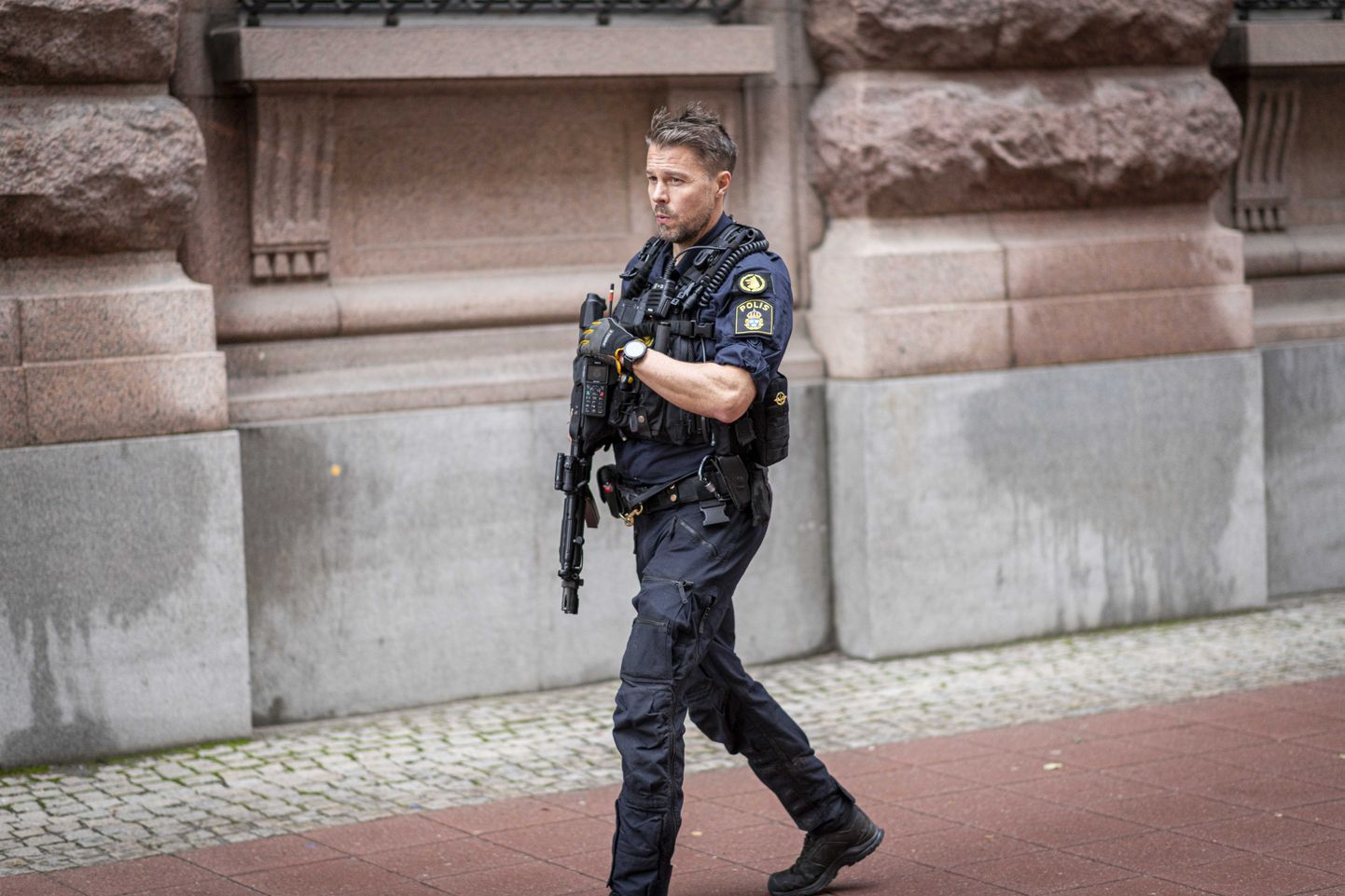 Relvastatud Rootsi politseinik Stockholmi tänaval.