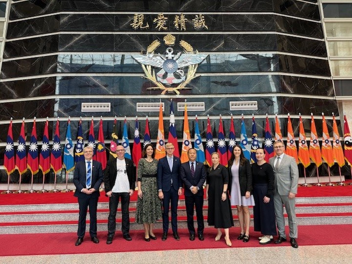 Eesti-Taiwani toetusrühm Taiwani kaitseministeeriumis, pildil ka Taiwani asekaitseminister.