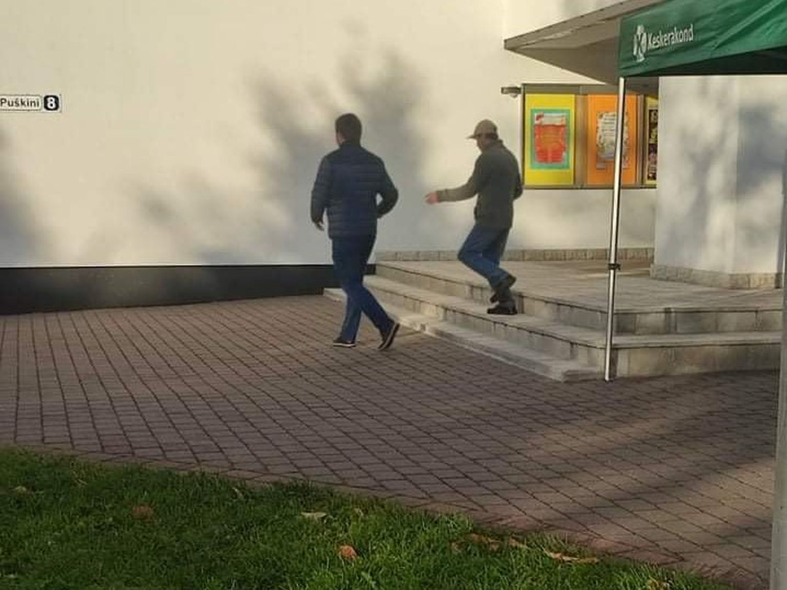 Человек, очень похожий на Александра Пахомова, забирает избирателя, которого привозил на участок в нарвском ДК "Ругодив".