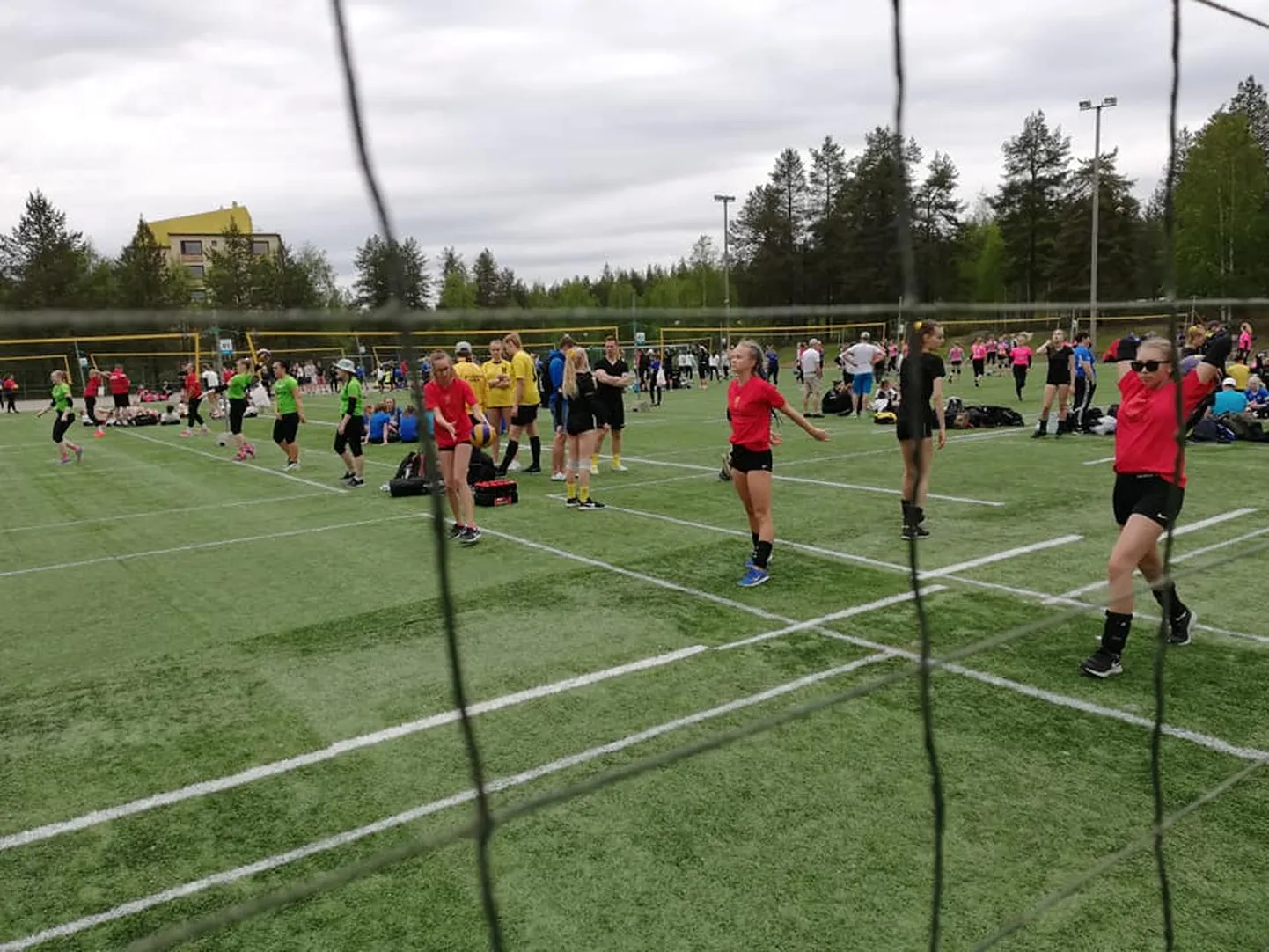 Paide võrkpalliklubi noored alustasid suurel noorte turniiril Soomes soojendusega.